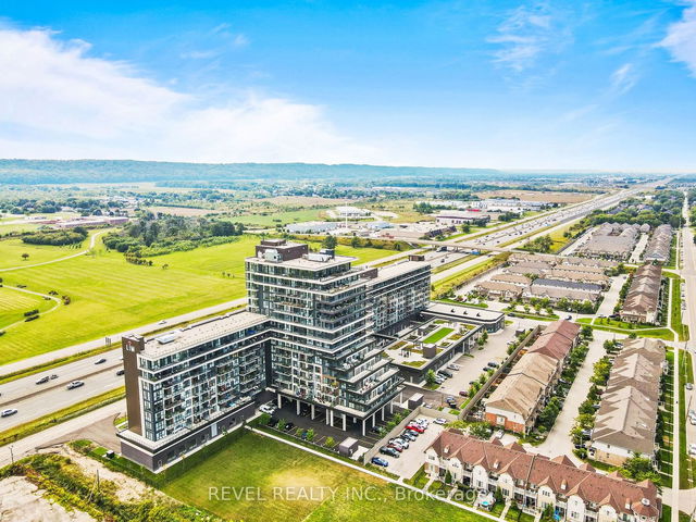 406 - 550 North Service Road