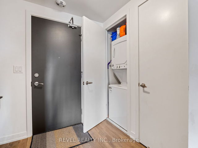 406 - 550 North Service Road