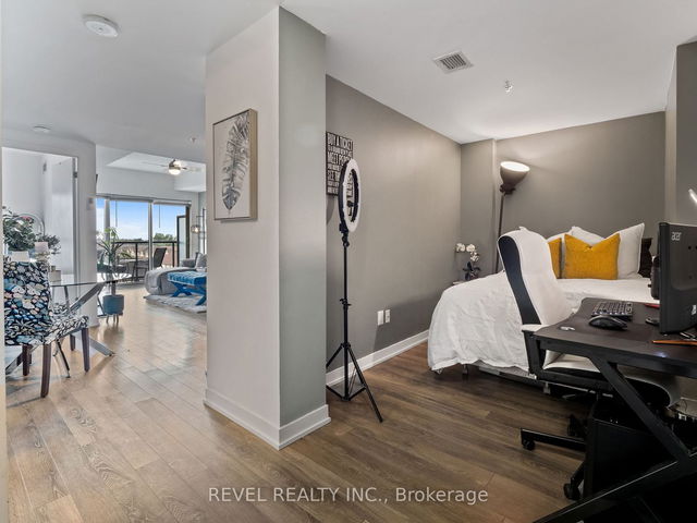 406 - 550 North Service Road
