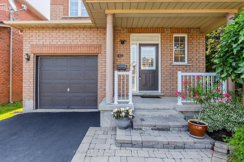 109 Peachwood Cres, Hamilton, L8E 5Z7 | Image 2
