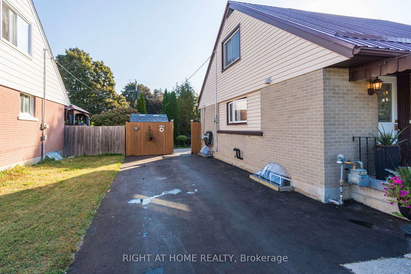 59 Fourth Ave, Quinte West, K8V 5N5 | Image 2