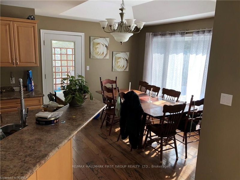 8 Champlain Blvd, Kawartha Lakes, K9V 4R1 | Image 3