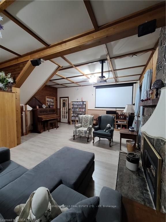 Listing Image 9