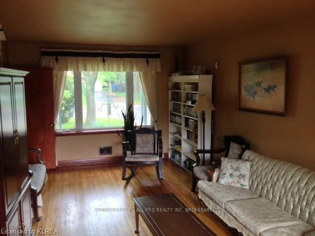 Listing Image 9