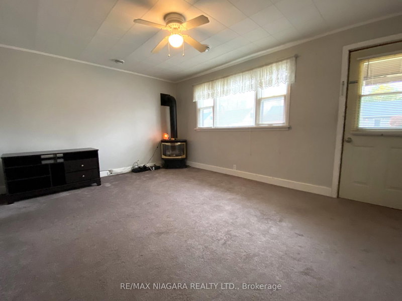 35 Mary St, Fort Erie, L2A 4A4 | Image 2