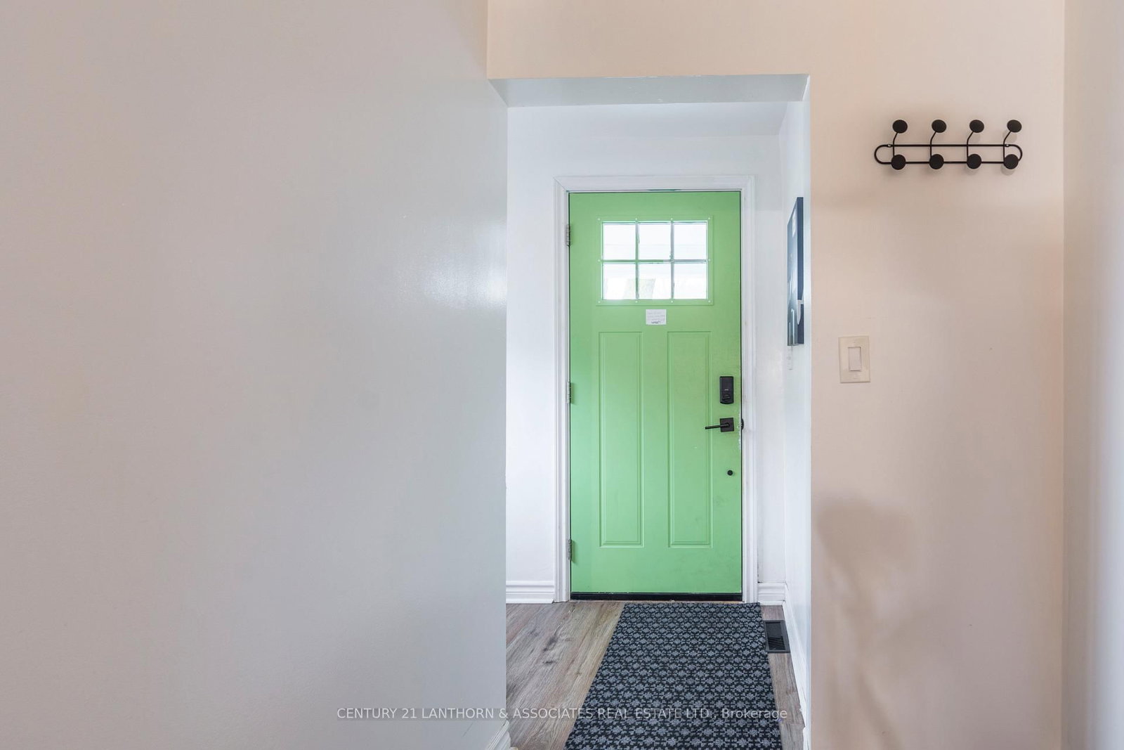 Listing Image 4