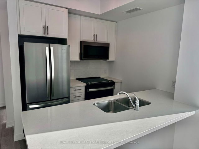 812 - 460 Dundas Street E