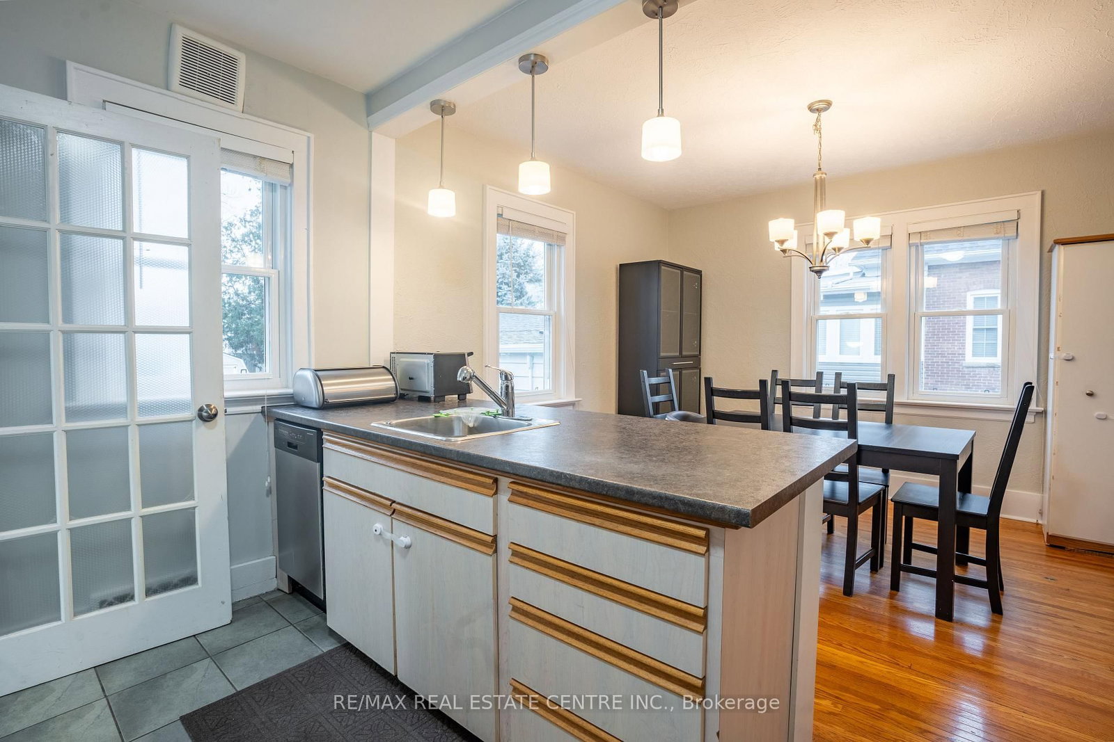 Listing Image 9