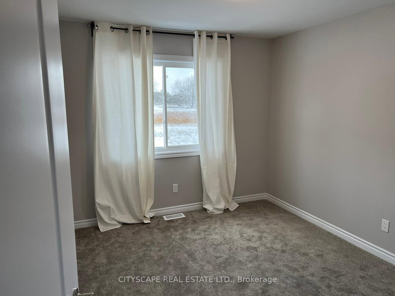 27 Renfrew Tr, Welland, L3C 0K2 | Image 3