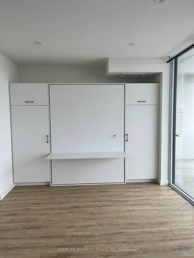 1109 - 741 King Street W