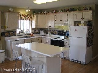 21 Erin Crt, Aylmer, N5H 3G6 | Image 2