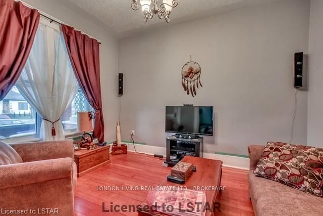 Listing Image 4