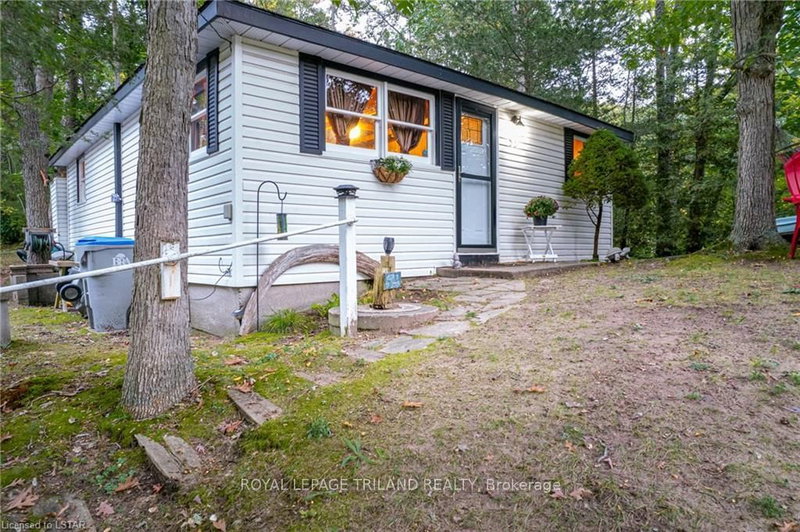 35 Walker St, Lambton Shores, N0M 1T0 | Image 2