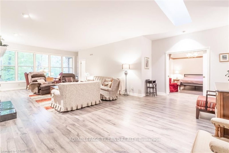 10240 Woodpark Crt, Lambton Shores, N0M 1T0 | Image 2