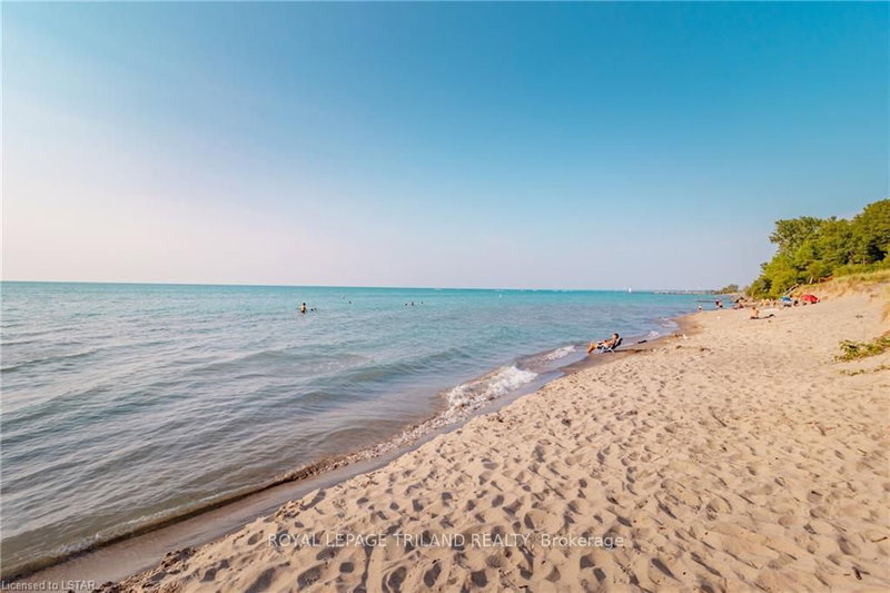 10240 Woodpark Crt, Lambton Shores, N0M 1T0 | Image 3