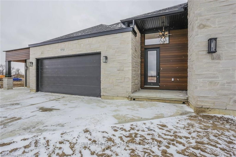 3761 Queen St, Plympton-Wyoming, N0N 1E0 | Image 2