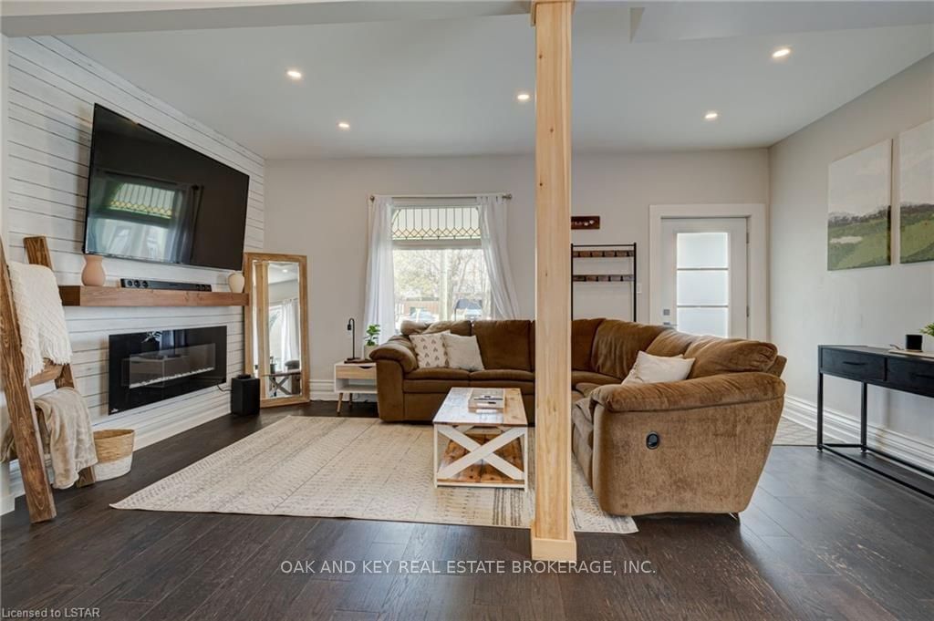 Listing Image 4