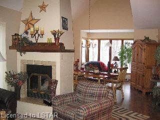 10207 Pinetree Dr, Lambton Shores, N0M 1T0 | Image 2