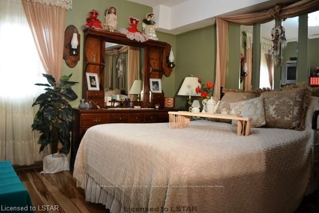 Listing Image 4