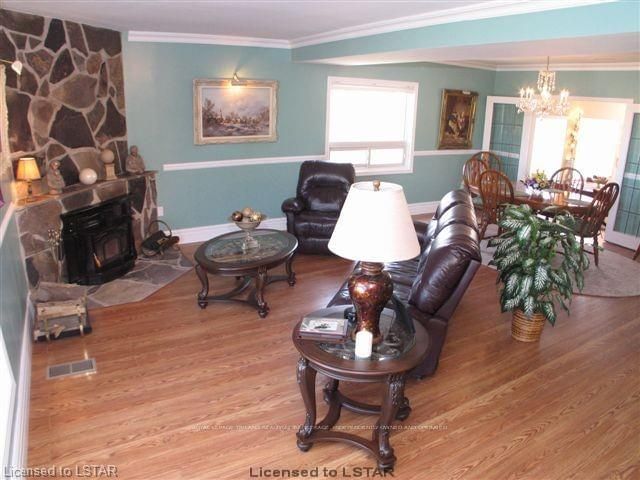 4484 Ausable Dr, North Middlesex, N0M 1A0 | Image 2