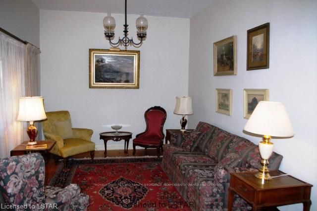 Listing Image 4