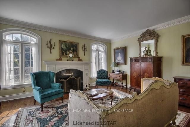 Listing Image 4