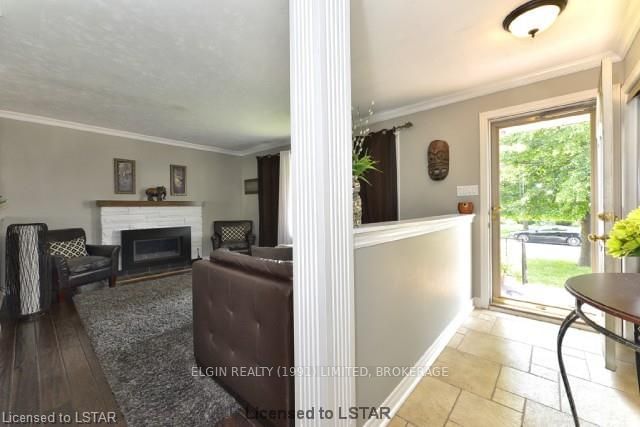 Listing Image 4