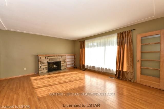 Listing Image 4