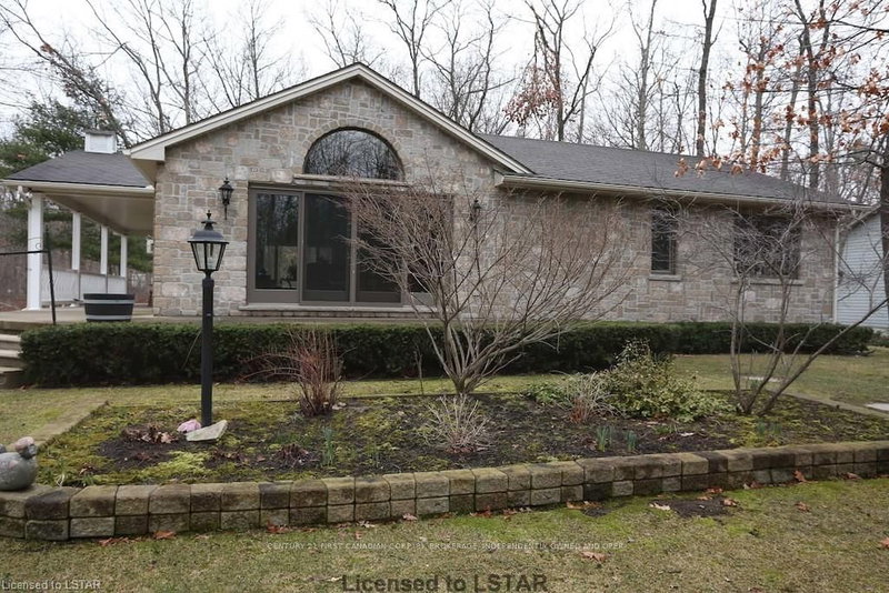 8816 Timberwood Tr, Lambton Shores, N0M 1T0 | Image 2