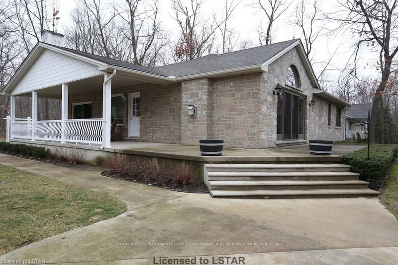 8816 Timberwood Tr, Lambton Shores, N0M 1T0 | Image 3