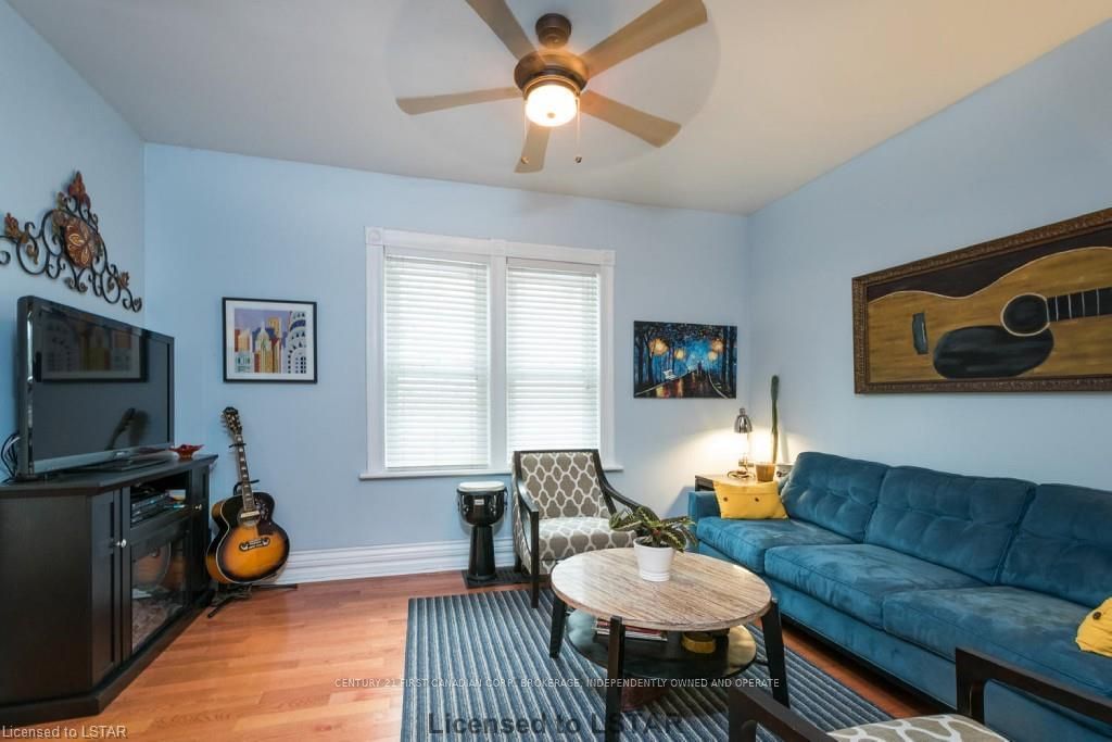 Listing Image 4