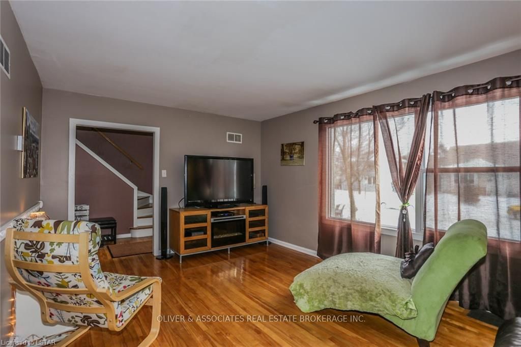 Listing Image 4
