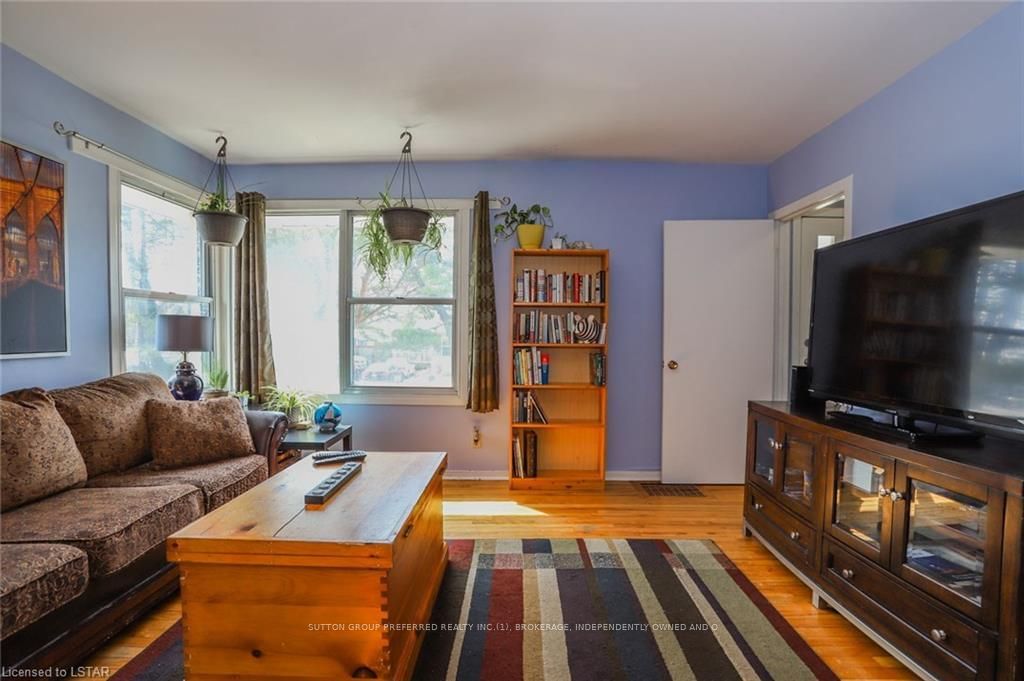 Listing Image 4