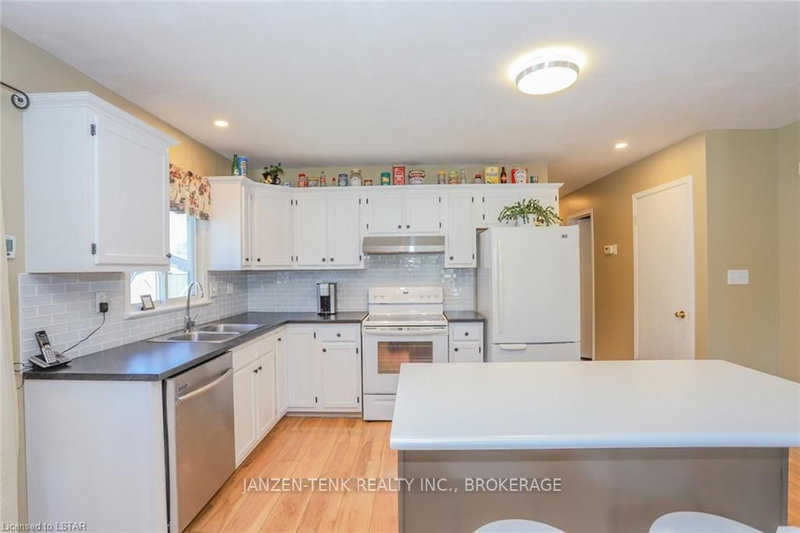 21 Erin Crt, Aylmer, N5H 3G6 | Image 3