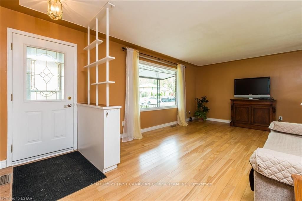 Listing Image 4