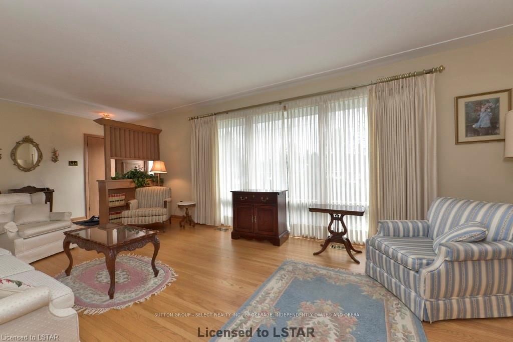 Listing Image 4