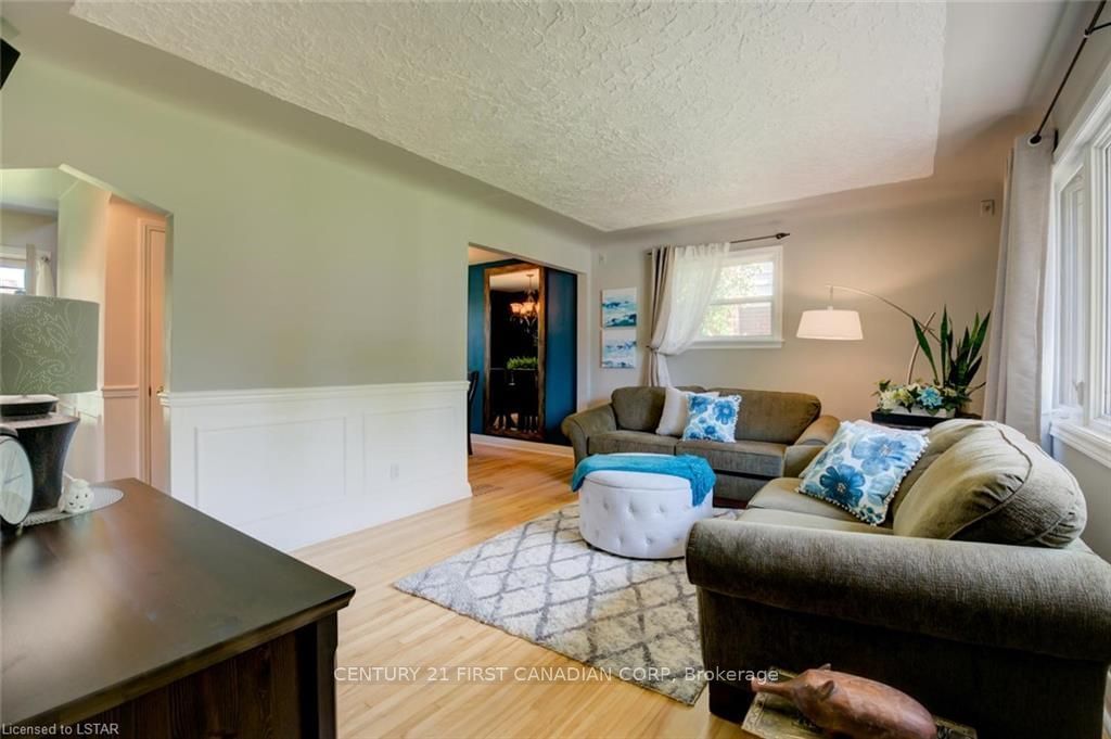 Listing Image 4