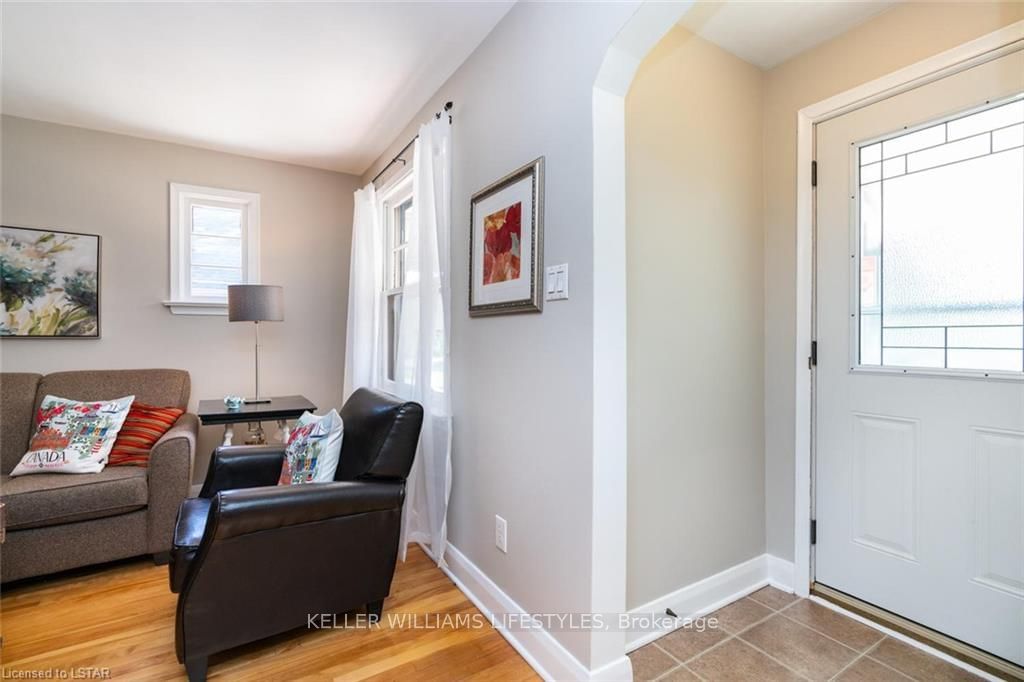 Listing Image 4