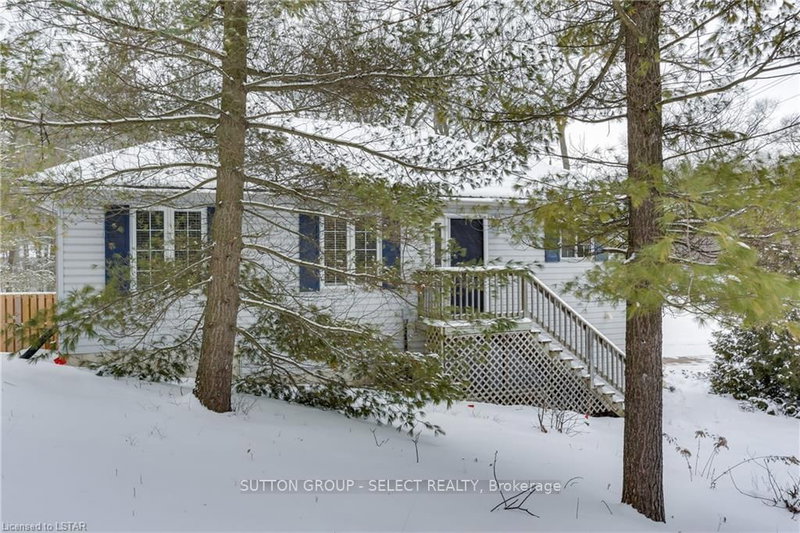 7706 Alfred St, Lambton Shores, N0M 2L0 | Image 2