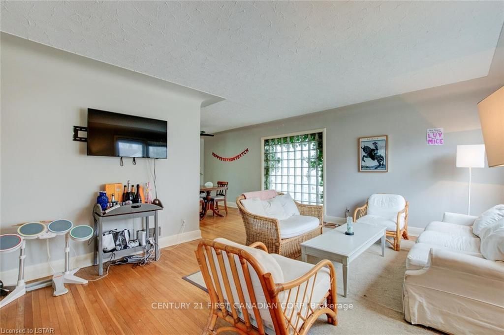 Listing Image 5