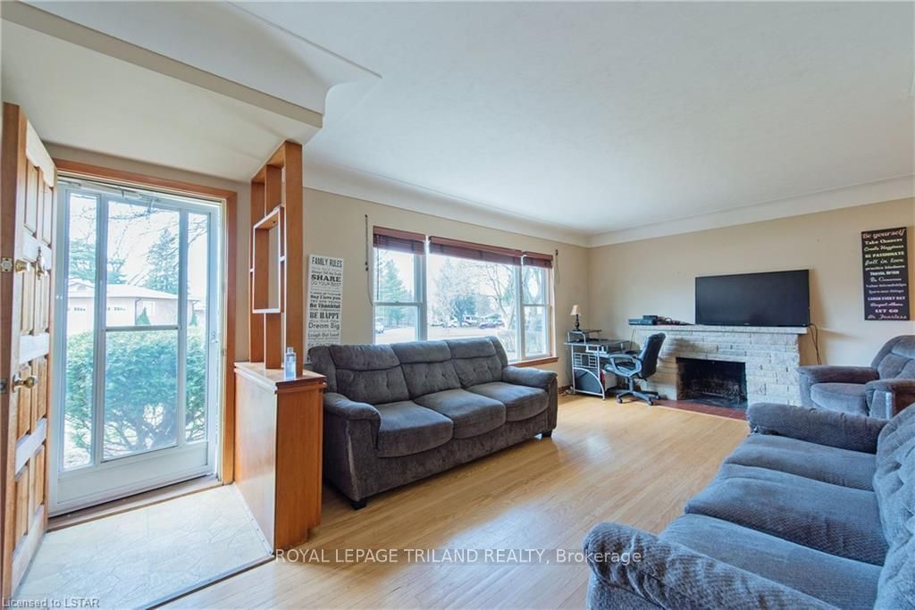 Listing Image 4