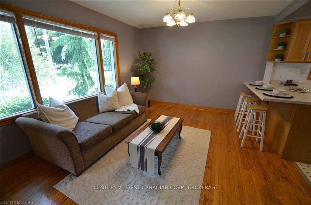 Listing Image 4