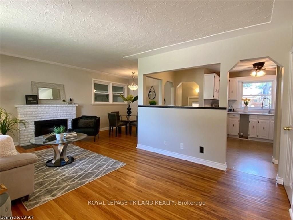 Listing photo 3