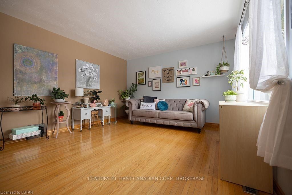 Listing Image 4