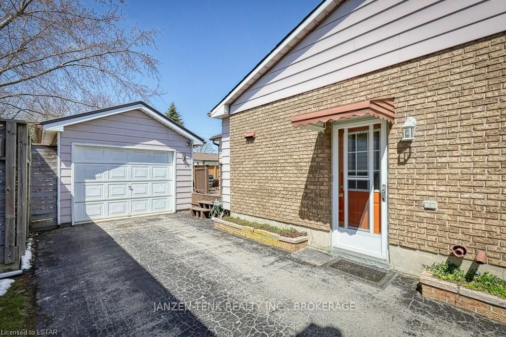 Listing Image 4