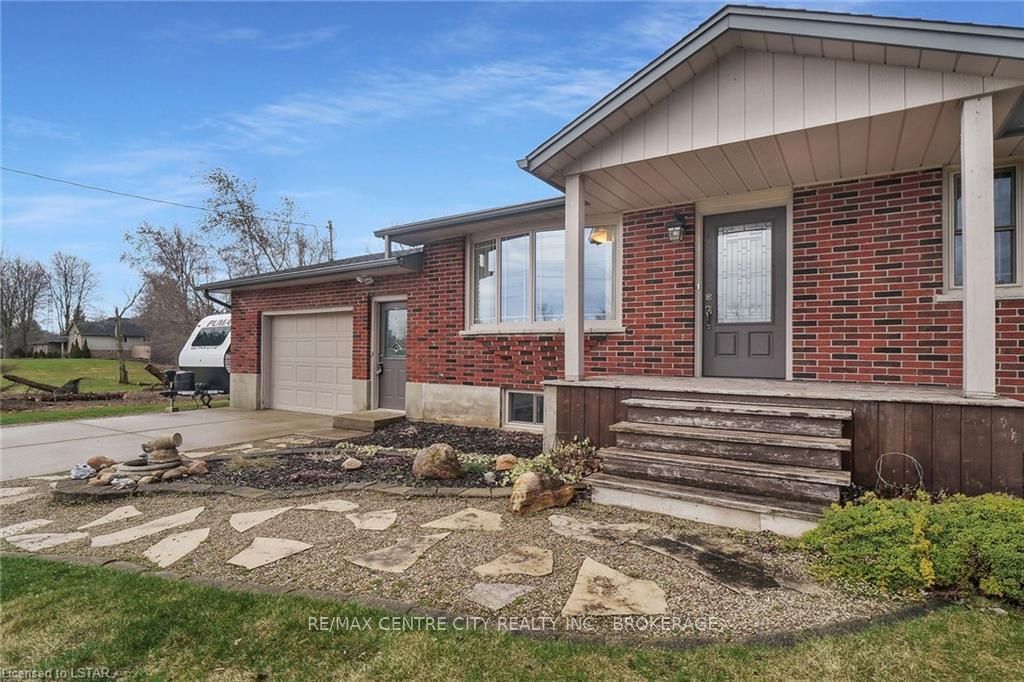 Detached House sold at 22821 Melbourne Road, Strathroy-Caradoc, Melbourne, N0L 1T0 - MLS: X7813072