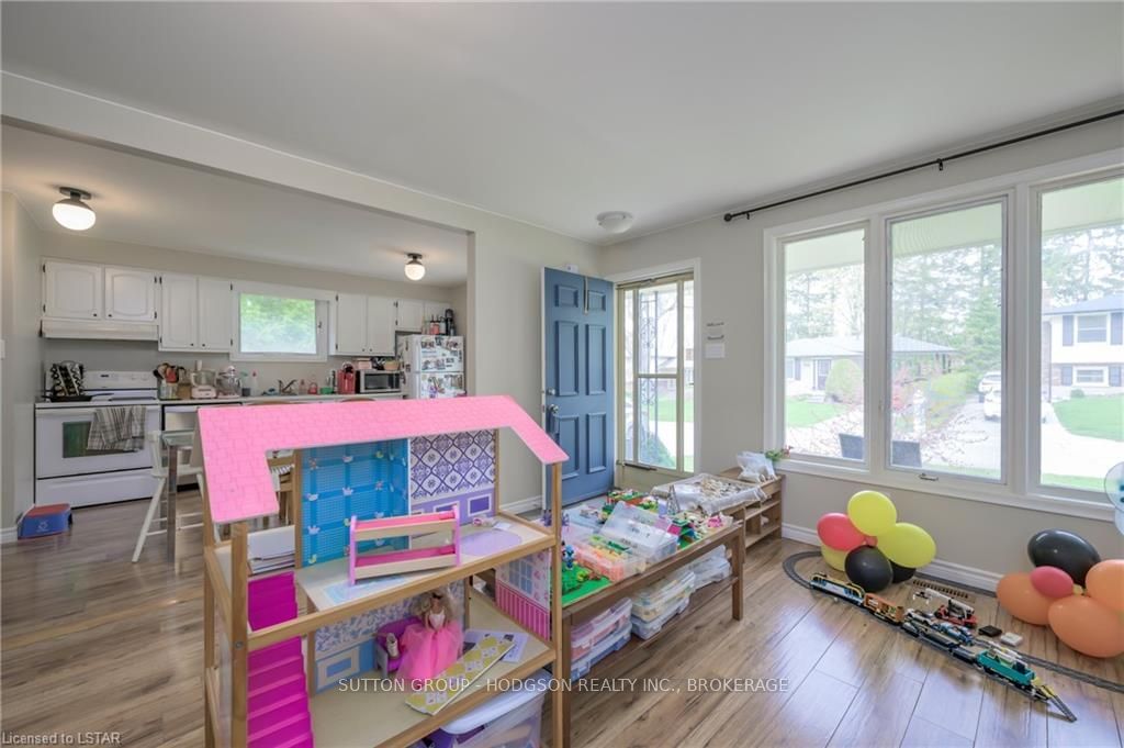 Listing Image 4