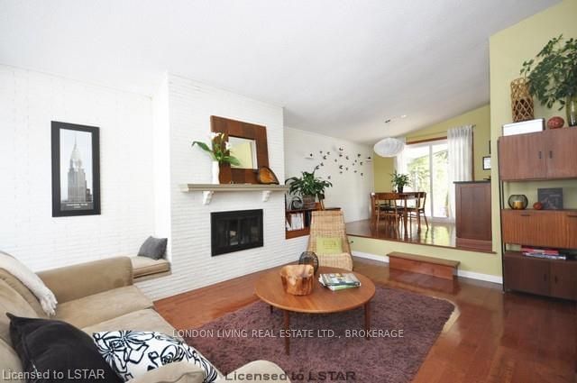 Listing Image 4