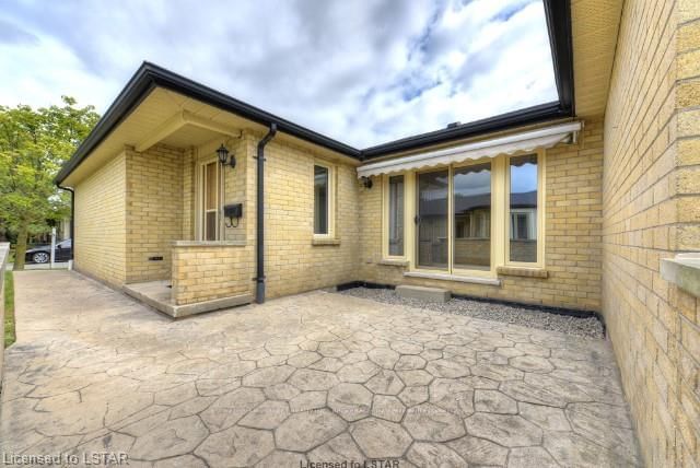 Listing Image 4