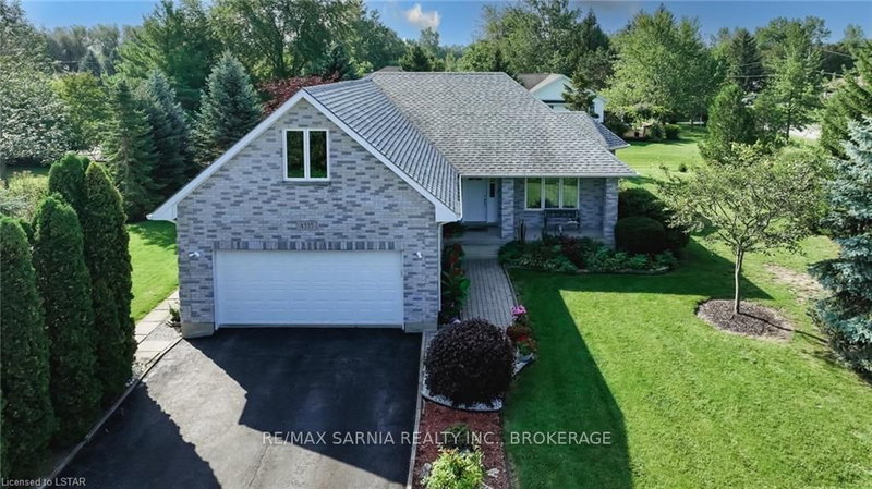 4335 Bluepoint Dr, Plympton-Wyoming, N0N 1J6 | Image 2